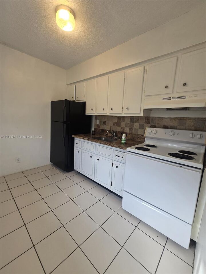 Property Photo:  1400 N 17th Ave 17  FL 33020 