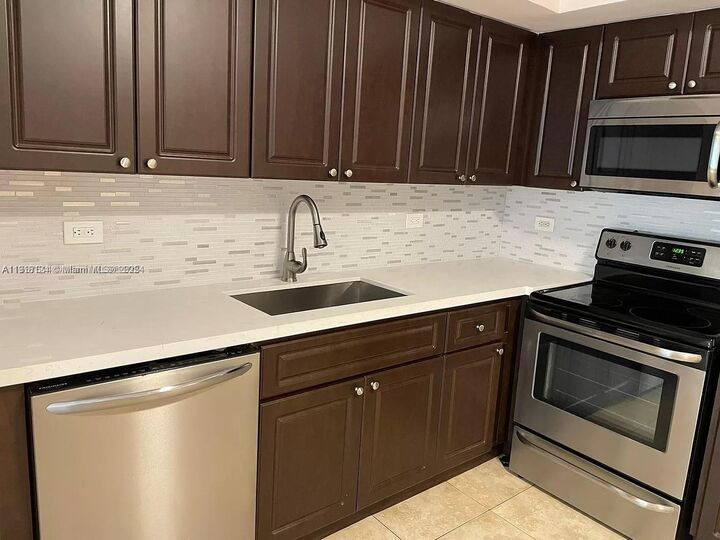 Property Photo: 3690 N 56th Ave 916 FL 33021