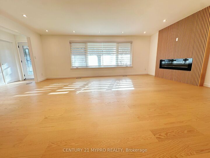 Property Photo:  2417 Mississauga Road Main  ON L5H 2L4 