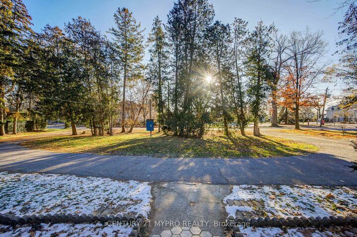 Property Photo: 2417 Mississauga Road Main ON L5H 2L4