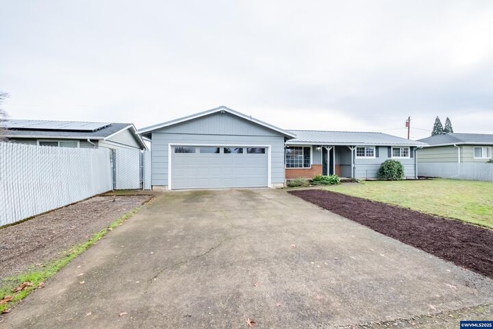 Property Photo:  562 Connecticut Av SE  OR 97317 