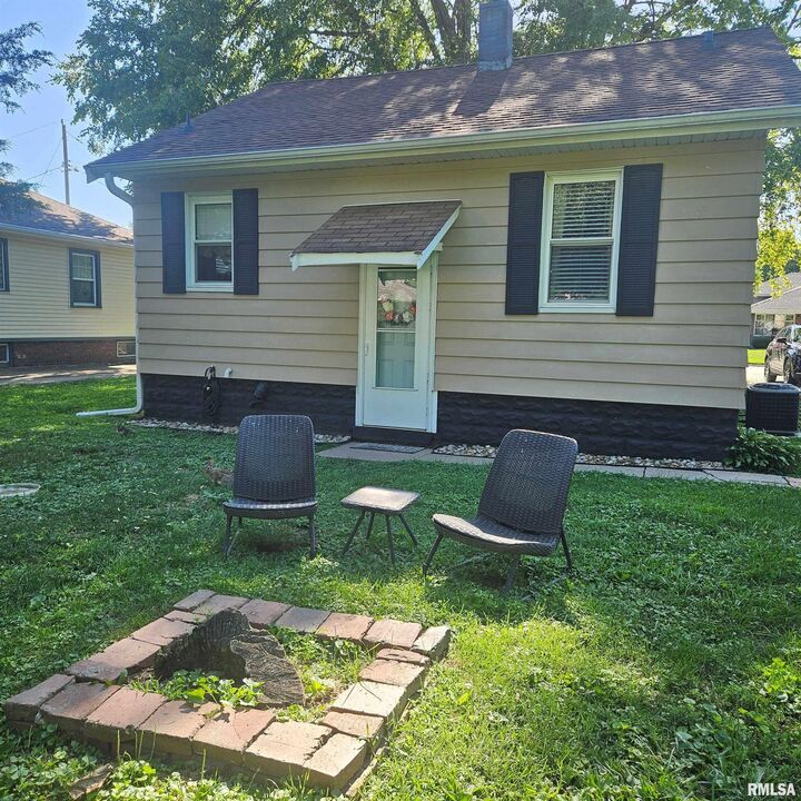 Property Photo: 1327 Brown Avenue IL 61401