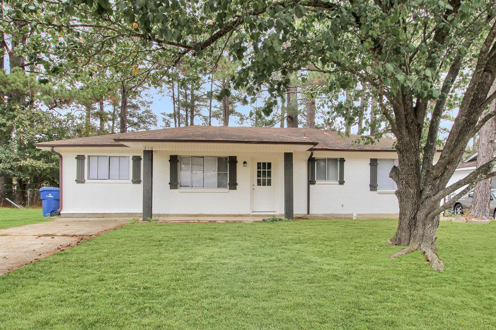 Property Photo:  210 Hickory St  LA 71461 