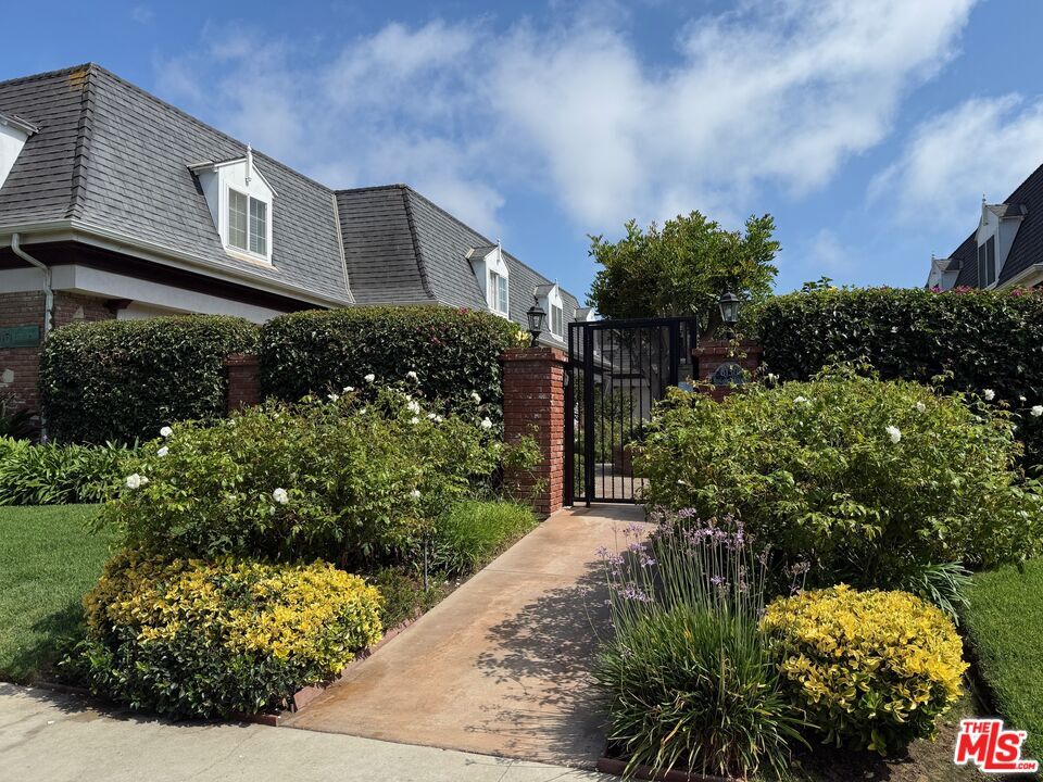 Property Photo:  8130 Redlands St  CA 90293 