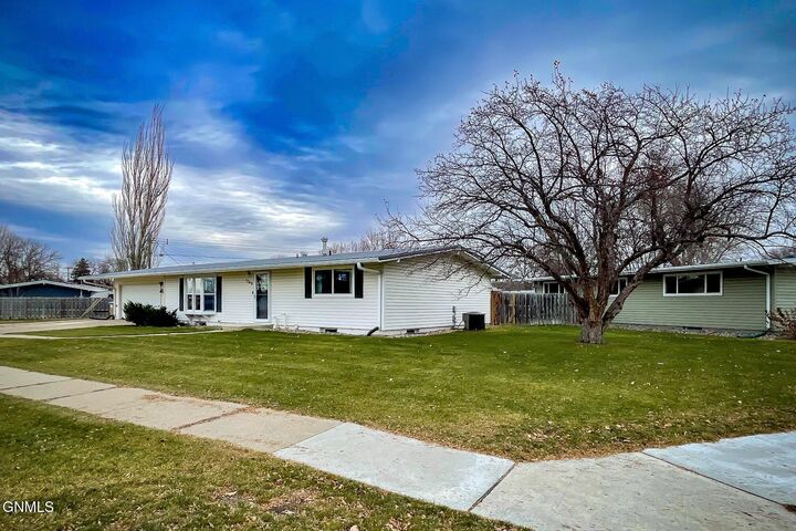 Property Photo:  1709 5th Avenue SW  ND 58701 