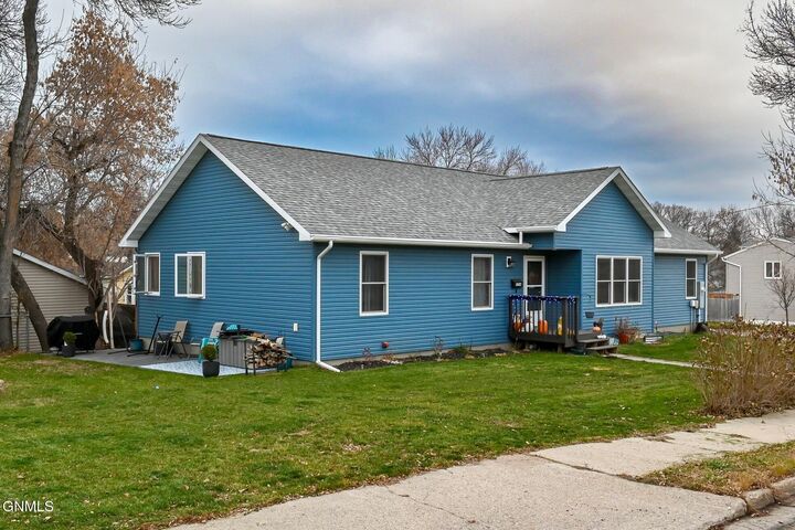 Property Photo: 1714 University Avenue W ND 58703