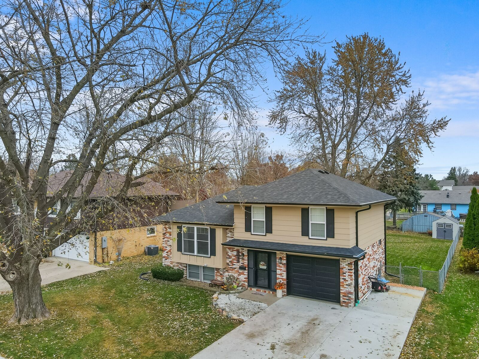 Property Photo: 1433 N 7th Avenue E IA 50208