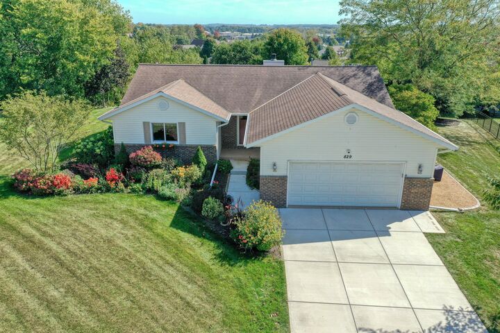 Property Photo:  829 Royal Dr  WI 53090 