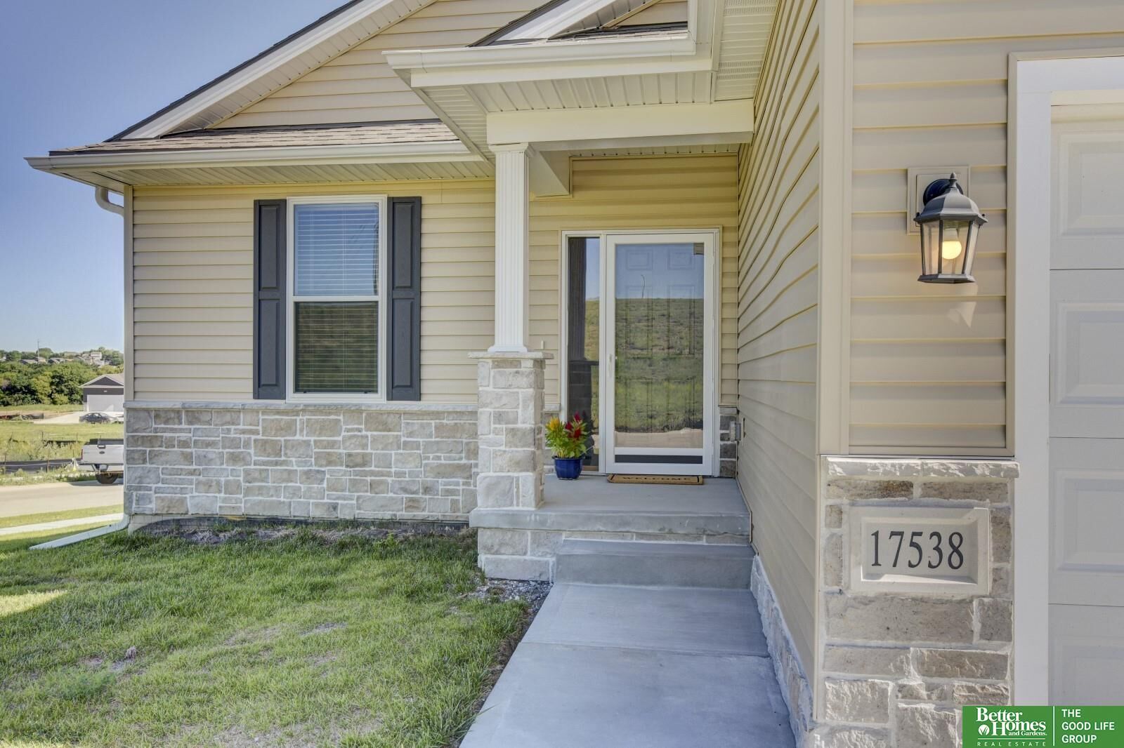 Property Photo: 17515 Greenleaf Drive NE 68136