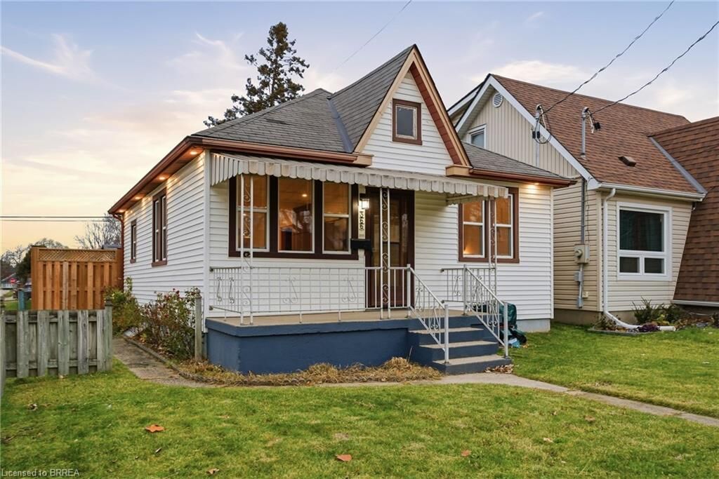 Property Photo:  366 Wellington Street  ON N3S 4A9 