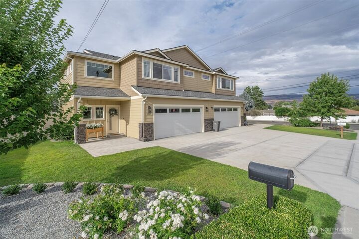 1804  Mulberry Lane  Wenatchee WA 98801 photo