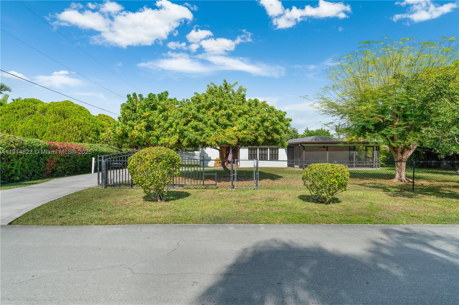 Property Photo: 10621 SW 111th St N/A FL 33176