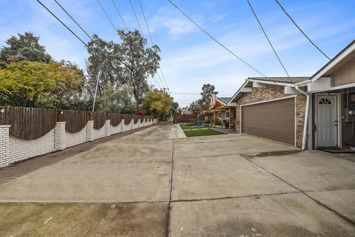 Property Photo: 547 W Gettysburg Avenue CA 93705