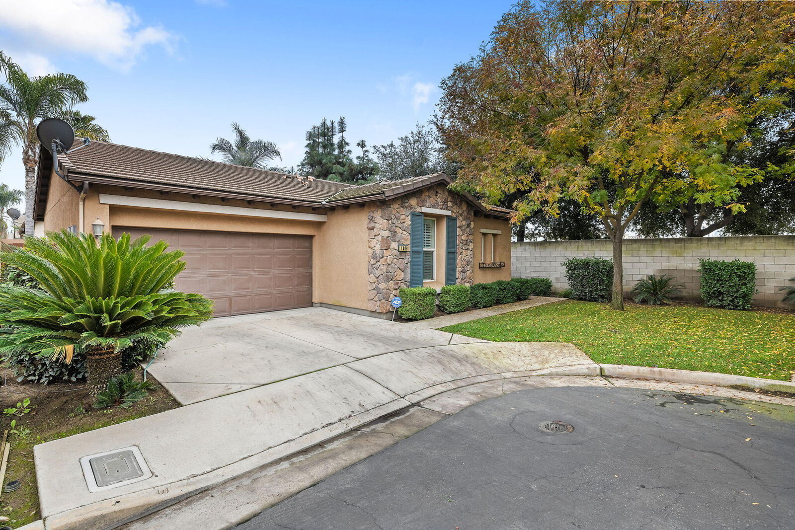 Property Photo: 1408 N Cortona Court CA 93291