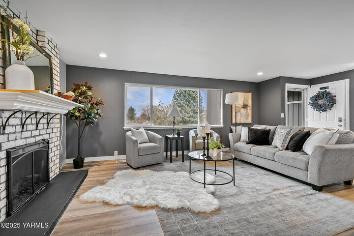 Property Photo:  1106 S 33rd Ave  WA 98902 