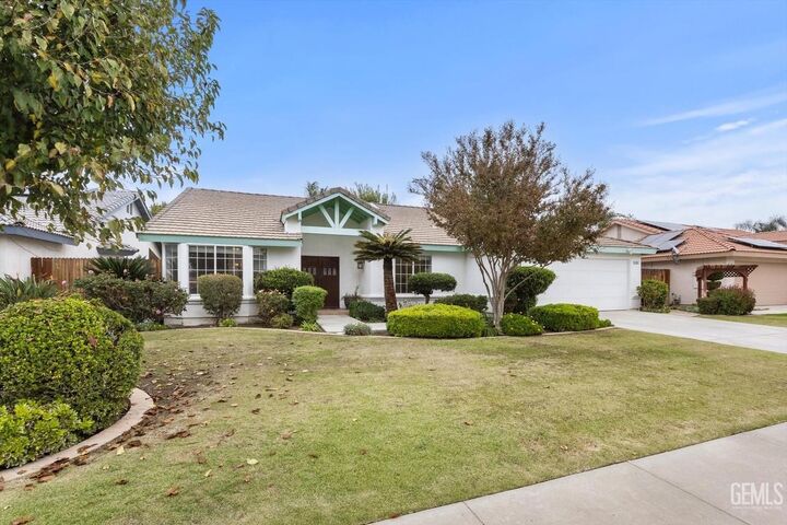 Property Photo: 13912 Las Entradas CA 93314