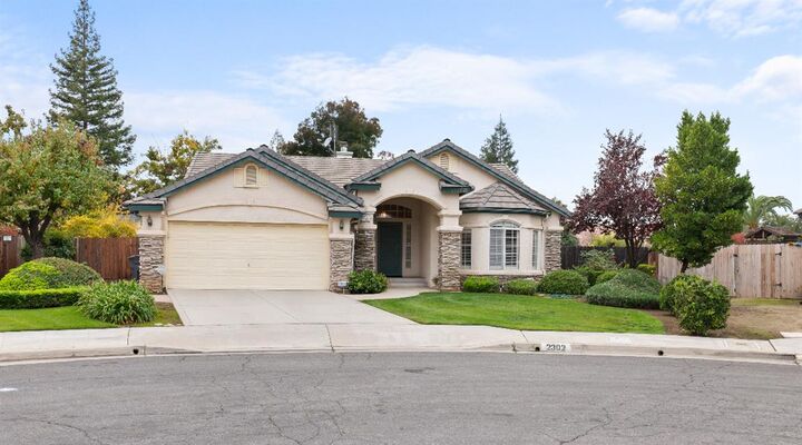 Property Photo:  2302 E Rush Avenue  CA 93730 