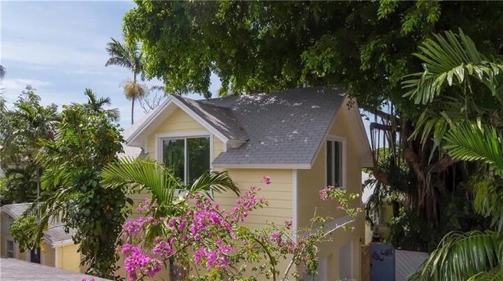 Property Photo:  824 NE 17th Way  FL 33304 