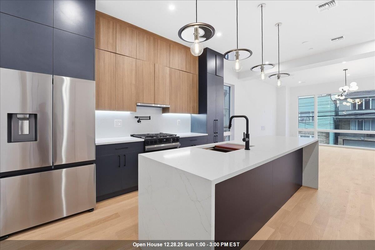 Property Photo:  105 Laidlaw Ave 2  NJ 07306 