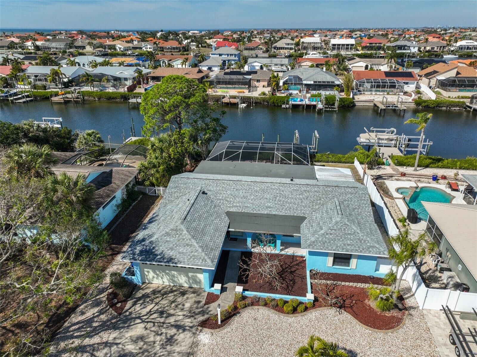 Property Photo: 909 Birdie Way FL 33572