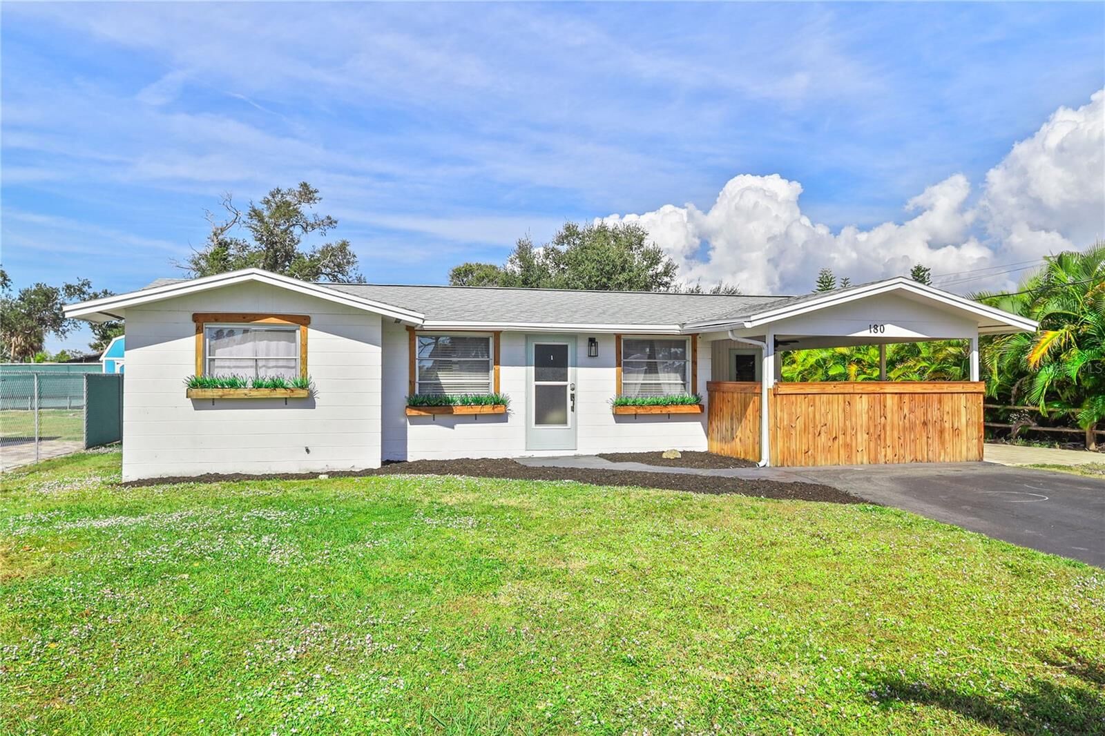 Property Photo: 180 E Horton Avenue FL 34223