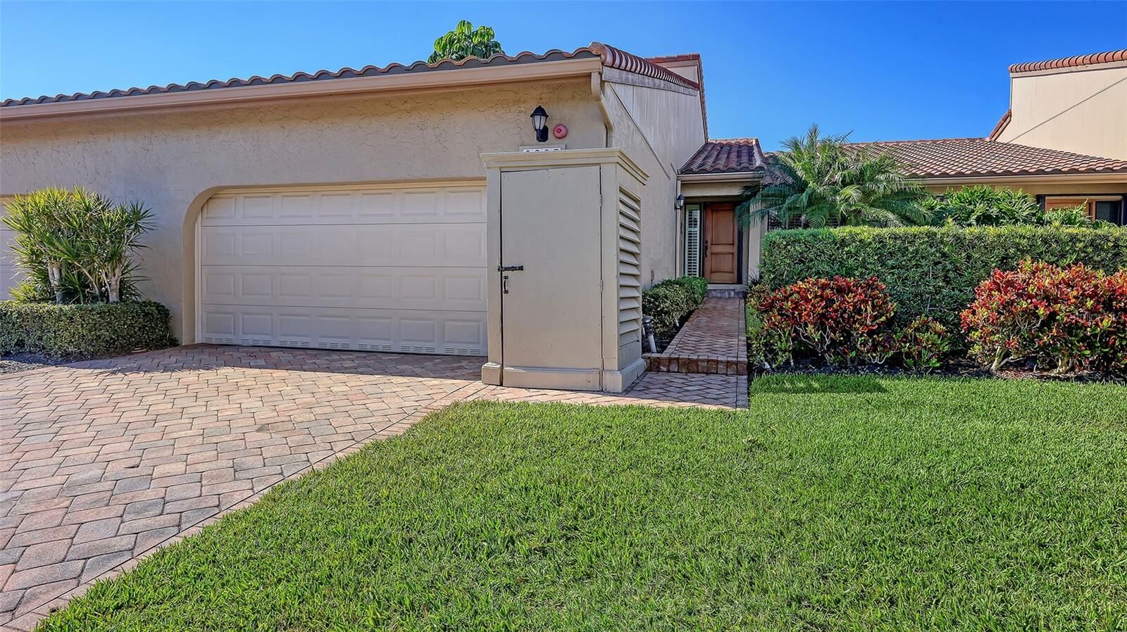 Property Photo:  2367 Harbour Oaks Drive  FL 34228 