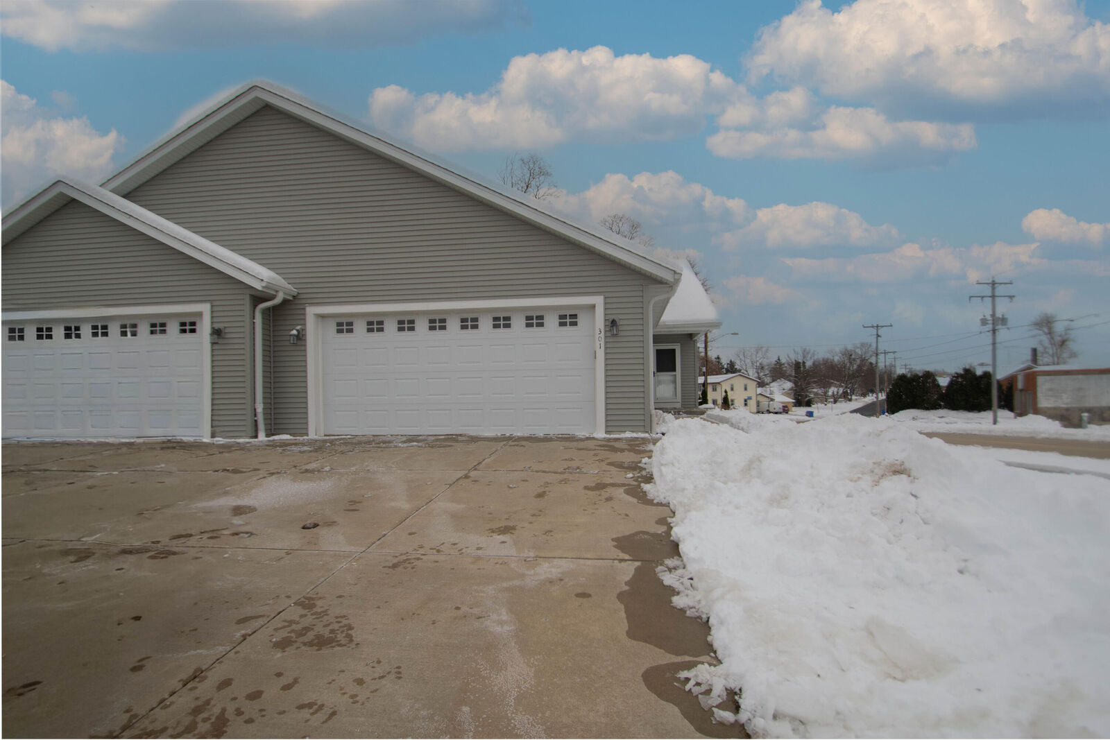 Property Photo:  301 Creekside Ct  WI 53098 