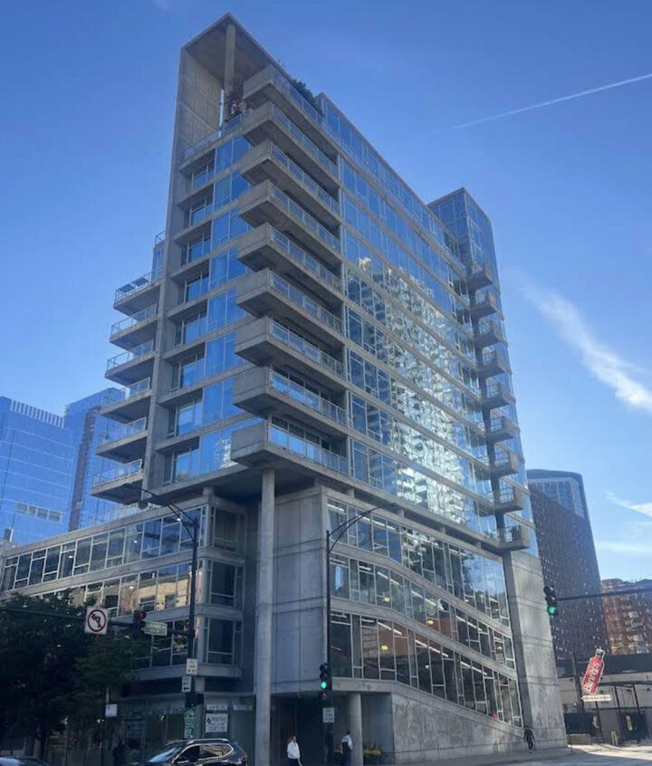 Property Photo: 201 W Grand Avenue P-18 IL 60654