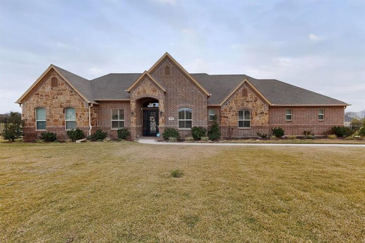 Property Photo: 2416 Sweeping Meadows Lane TX 75104