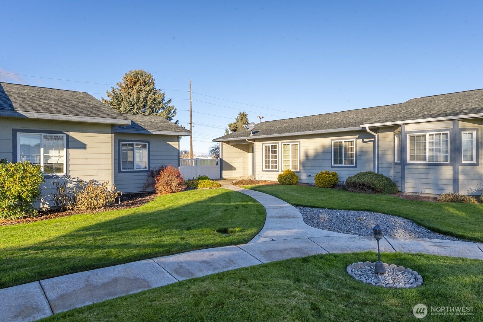 Property Photo: 1000 13 Avenue SW 3 WA 98848