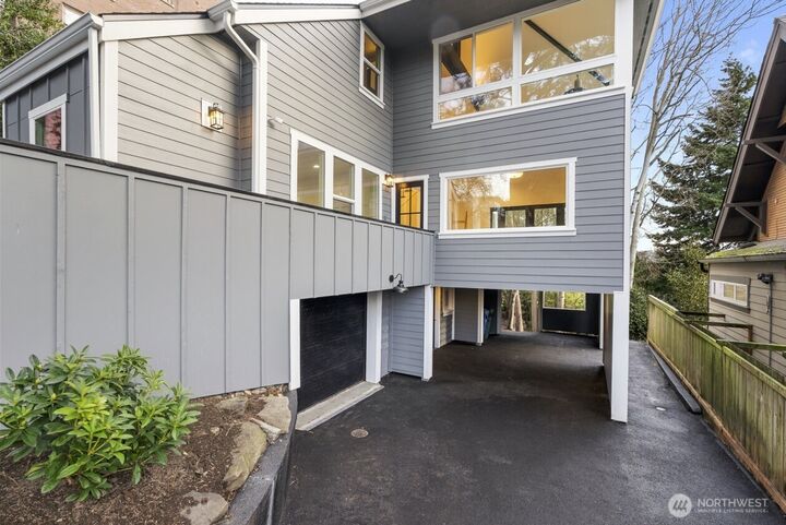 Property Photo:  1014  4th Avenue N  WA 98109 