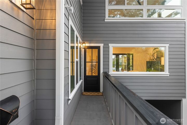 Property Photo: 1014 4th Avenue N WA 98109