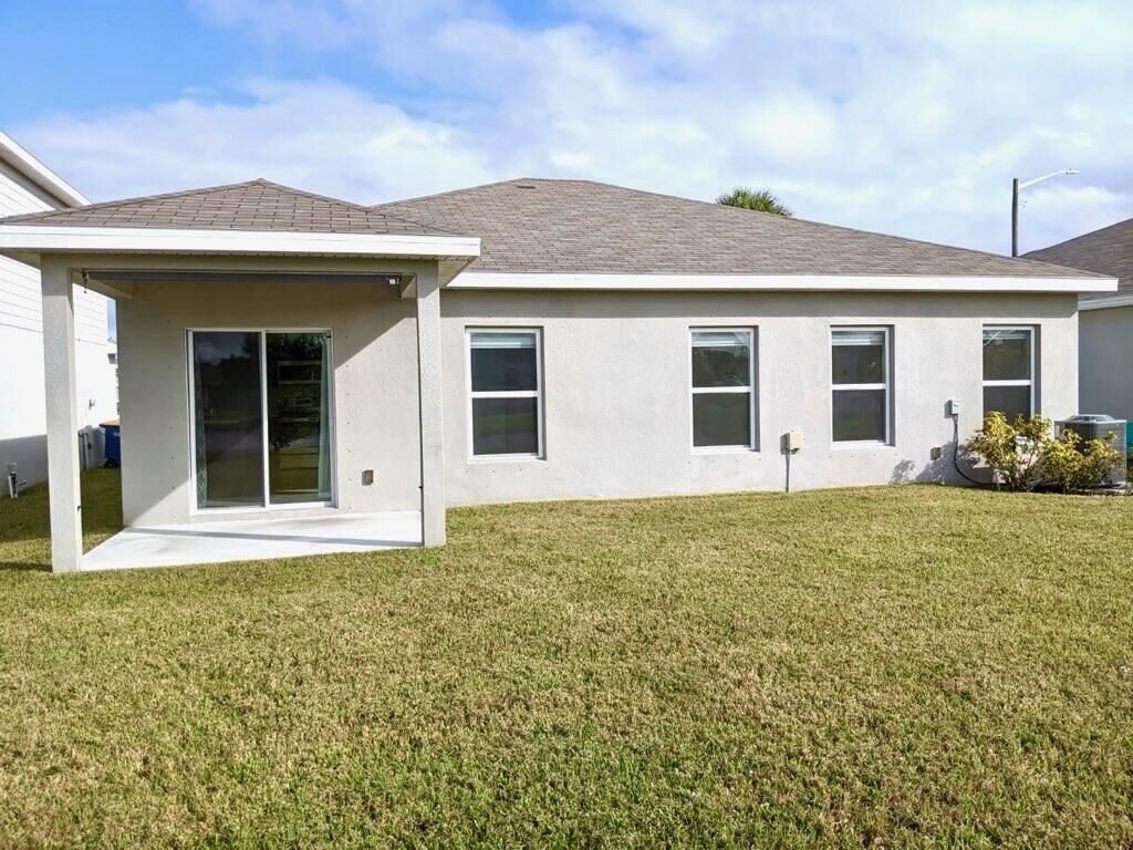 Property Photo: 604 Lychee Lane FL 34981