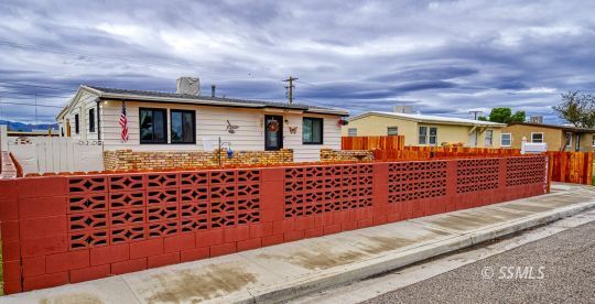 Property Photo: 413 N Helena St CA 93555