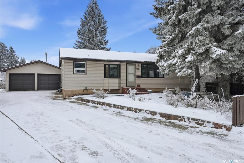Property Photo:  1634 Bader Crescent  SK S7M 3V3 