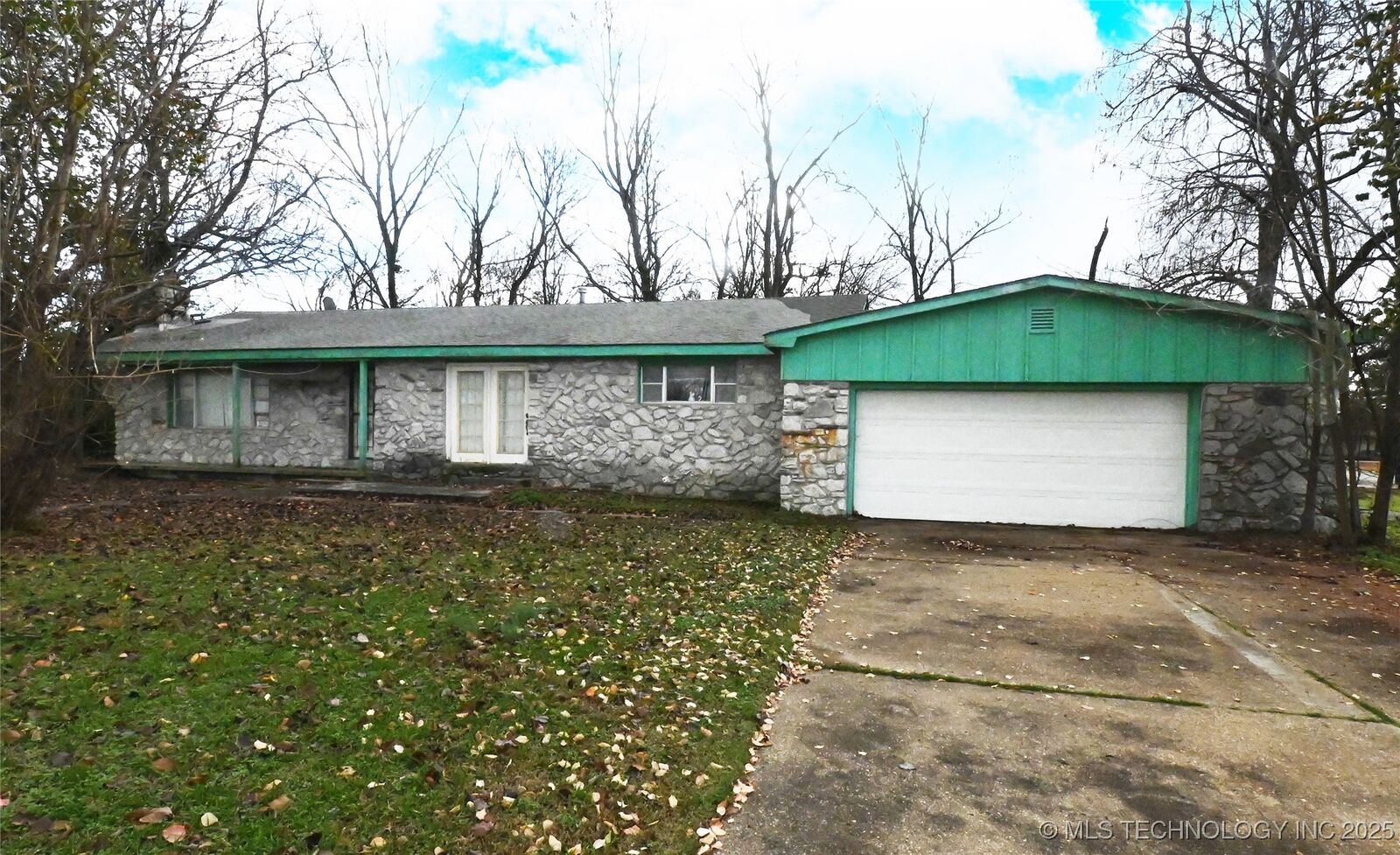 Property Photo:  300 S Blackstone Street  OK 74962 