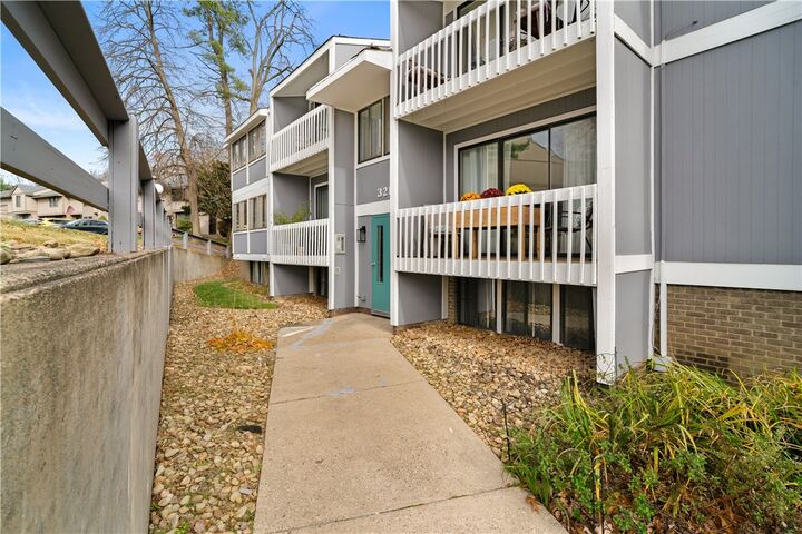 Property Photo:  321 Ridge Point Circle B12  PA 15017 