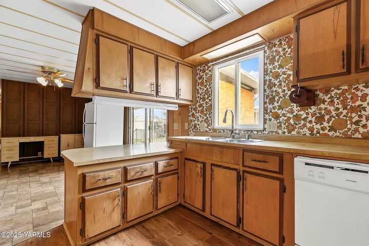 Property Photo: 18 W Washington Ave 16 WA 98903