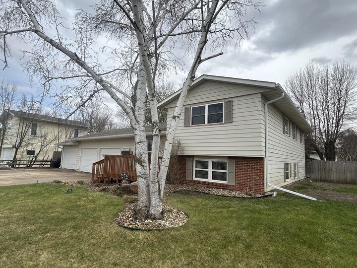 Property Photo: 610 NE 19th Avenue SD 57401
