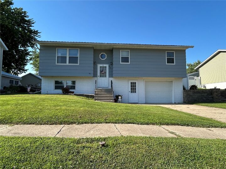 Property Photo:  205 Grove Street NW  IA 52332 