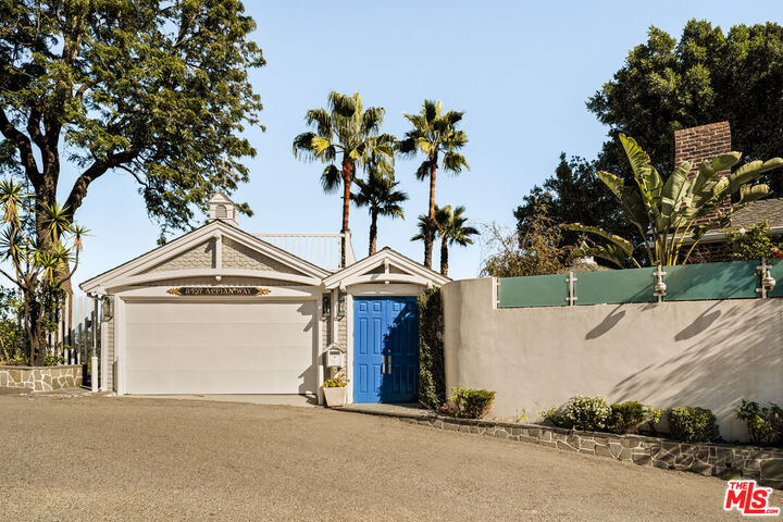 Property Photo:  8957 Appian Way  CA 90046 