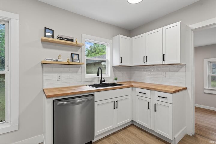 Property Photo:  1434 E 4th Street  IN 46544-2927 