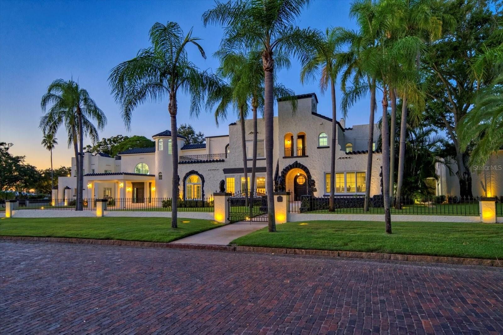 Property Photo:  320 Park Street S  FL 33707 