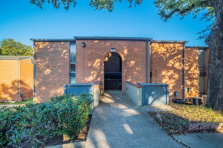 Property Photo: 526 E Avenue J C TX 75050