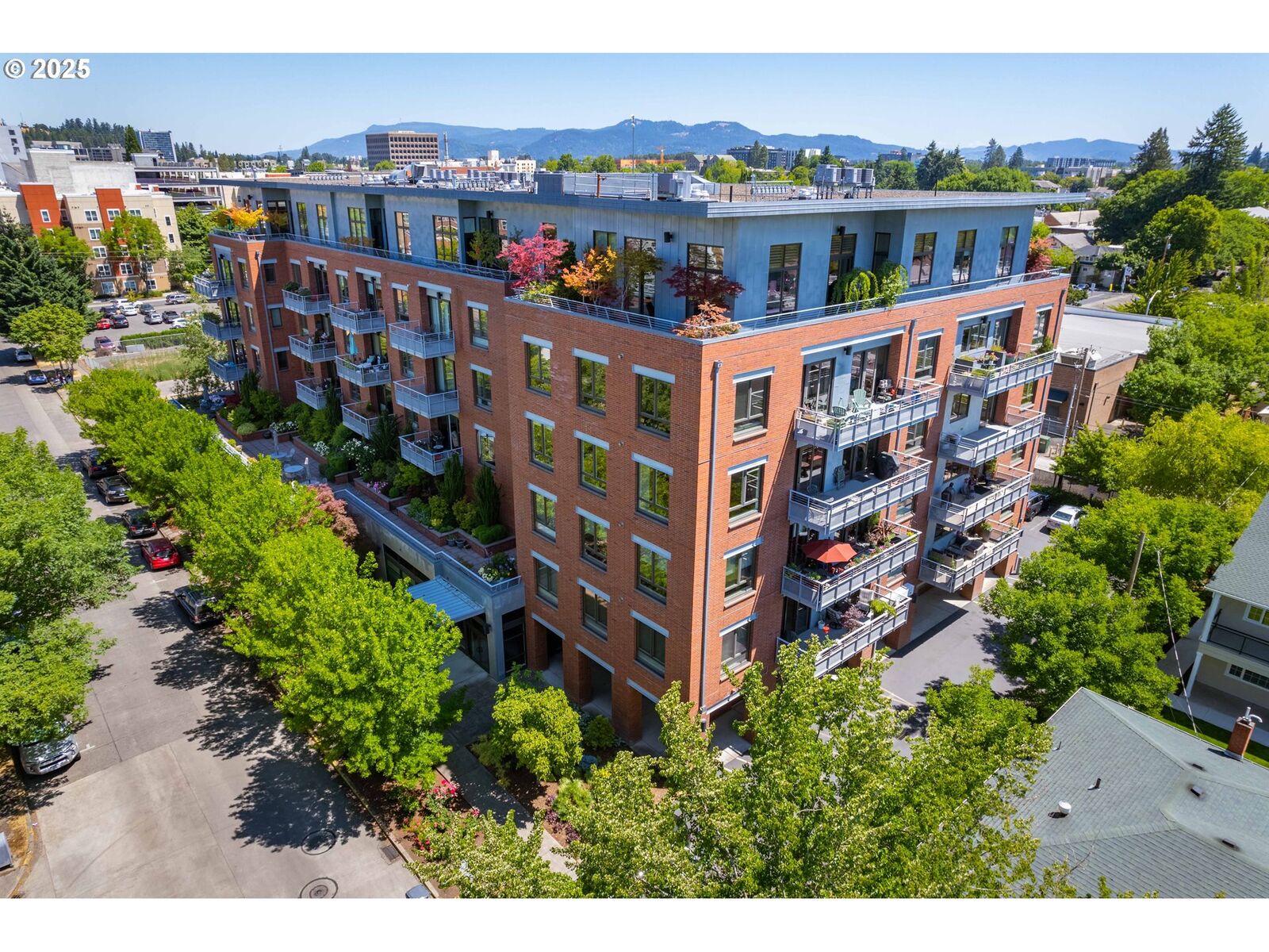 Property Photo:  1375 Olive St 503  OR 97401 