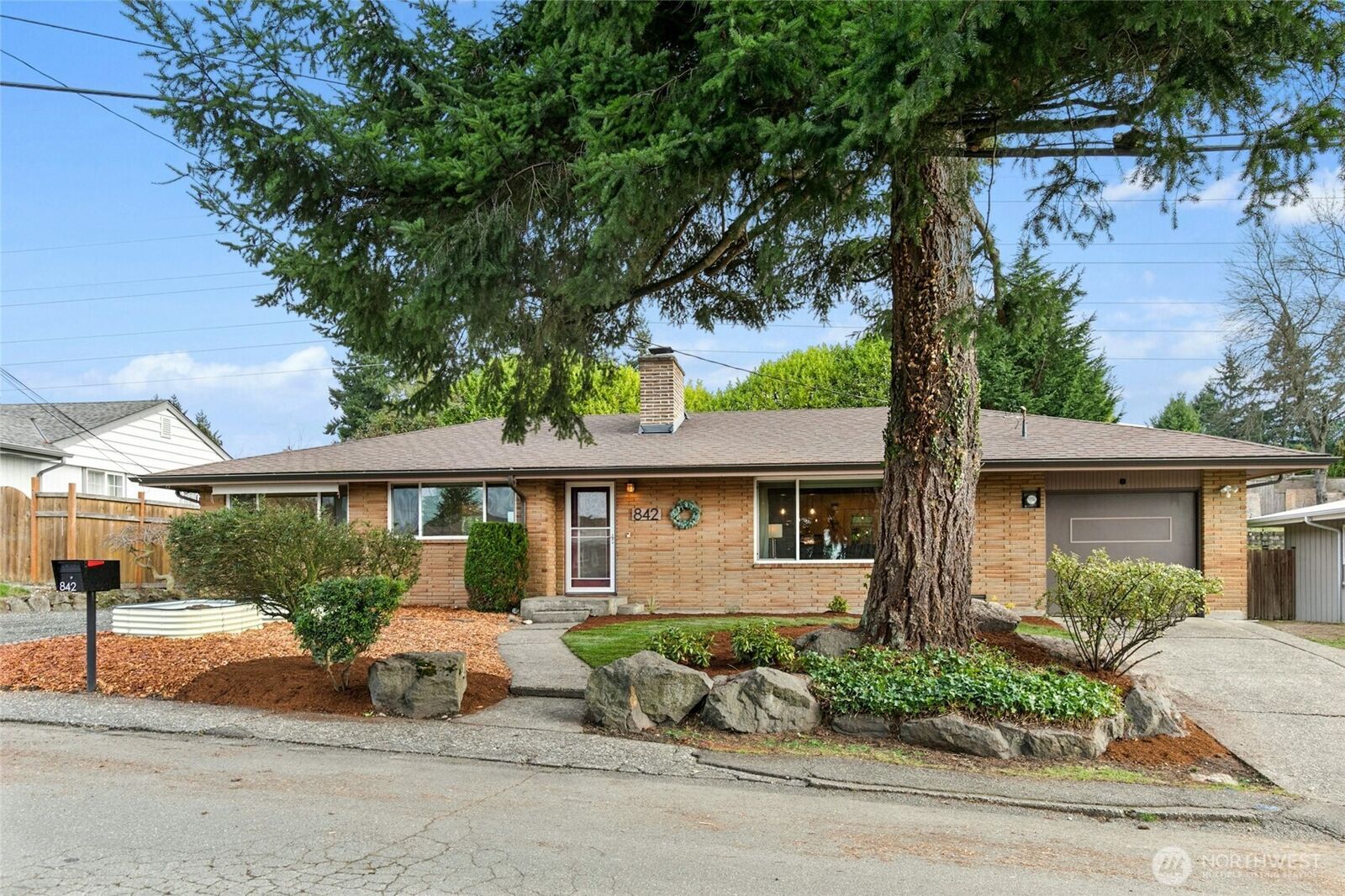 Property Photo:  842  Lynnwood Avenue NE  WA 98056 