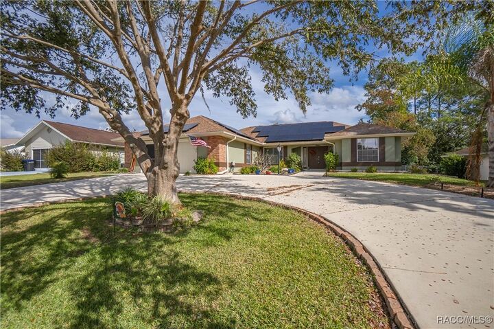 Property Photo: 3869 N Grapefern Way FL 34465