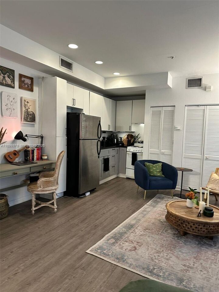 Property Photo: 1244 Pennsylvania Ave 103 FL 33139