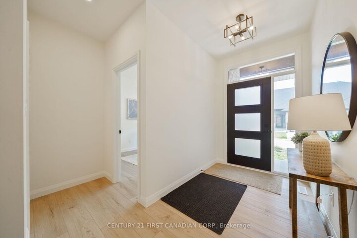 Photo de la propriété:  32 Postma Street 6  ON N0M 1A0 