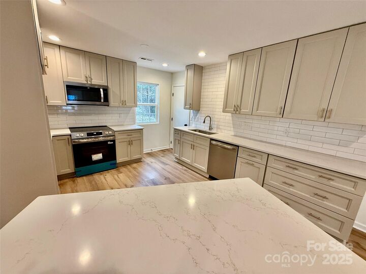 Property Photo:  7401 Sheffingdell Drive  NC 28226 